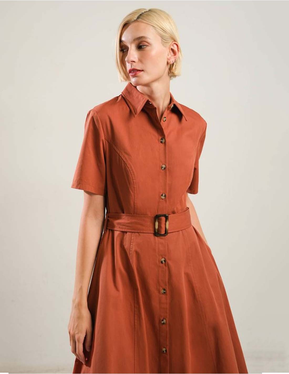 Vestido midi tipo camisero con... Vestido midi tipo camisero con...