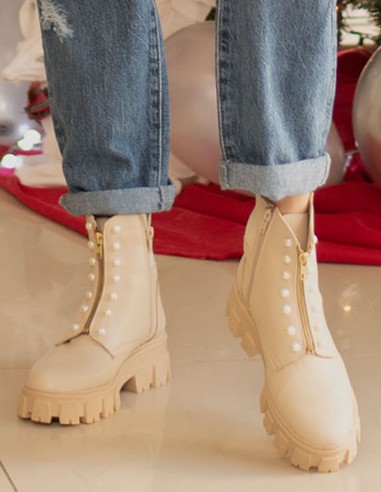 Bota al tobillo con perlas y zipper... Bota al tobillo con perlas y zipper...