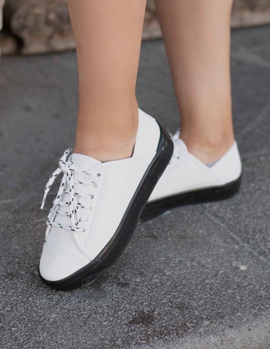 Tenis sneakers blanco con suela negra Tenis sneakers blanco con suela negra